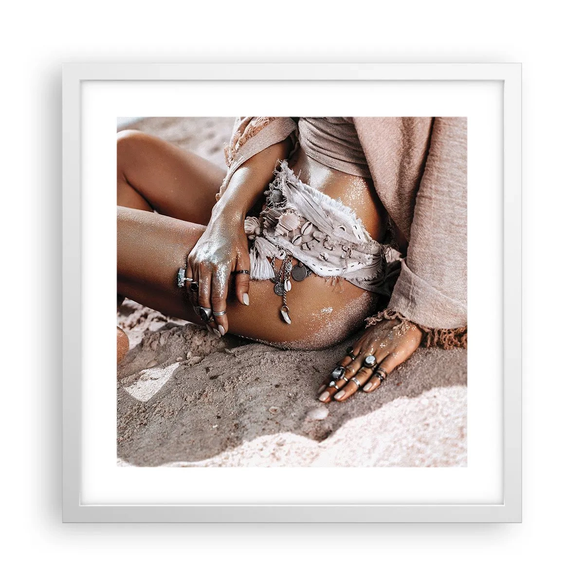 Póster en marco blanco - Bañada por el sol y la arena - 40x40 cm