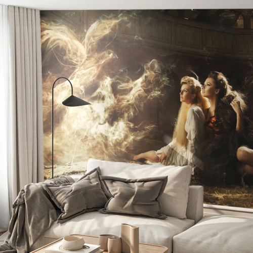Fotomural Premium Sand - Dos mujeres y un fénix de humo en un entorno misterioso - 100x70cm - Y hubo poesía - Decoración de pared moderna para salón y dormitorio ARTTOR