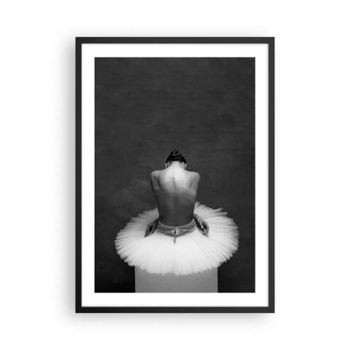 Póster en marco negro - Retrato en blanco y negro de una bailarina sentada en una plataforma. - 50x70cm - Rodeada de pétalos - Decoración de pared moderna para salón y dormitorio ARTTOR