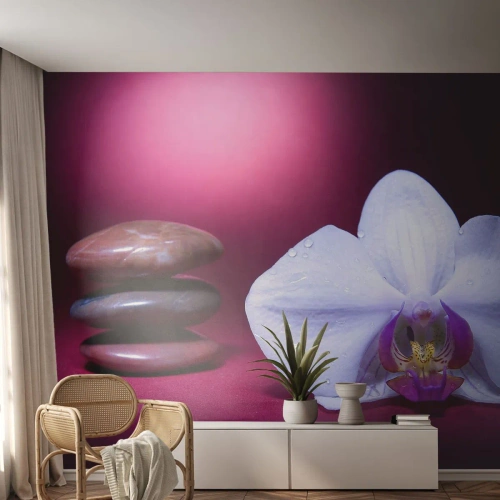 Fotomural Premium Sand - Orquídea blanca y piedras sobre fondo morado. - 100x70cm - Estudio de frescura en violeta - Decoración de pared moderna para salón y dormitorio ARTTOR