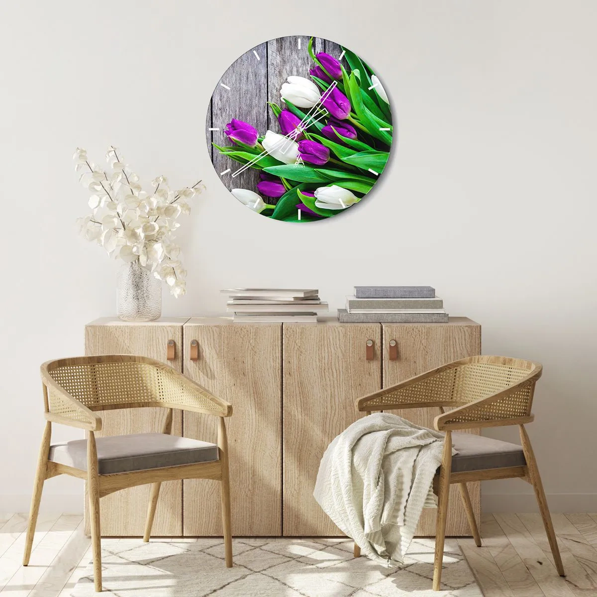 Reloj de pared - Reloj de vidrio - Un ramo de tulipanes morados y blancos sobre un fondo de madera. - 30x30cm - El día de la fiesta de la primavera - Decoración de pared moderna para salón, cocina y dormitorio ARTTOR