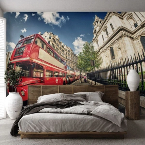 Fotomural Autadhesivo Deluxe Sticker - Una calle de Londres en gris y rojo - Ciudad, Londres, autobús rojo - 450x315 cm