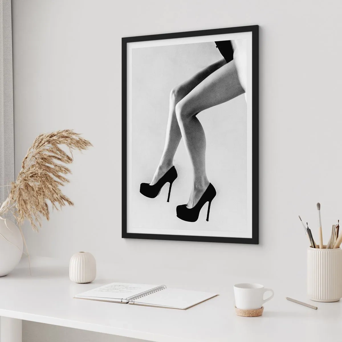 Póster en marco negro - Fotografía en blanco y negro de las piernas de una mujer con tacones altos. - 50x70cm - Eterna feminidad - Decoración de pared moderna para salón y dormitorio ARTTOR