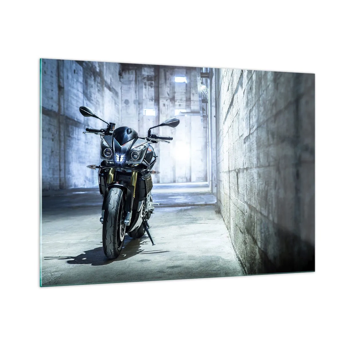 Cuadro sobre vidrio - Impresiones sobre Vidrio - Una motocicleta en un interior industrial con paredes de hormigón. - 100x70cm - Antes de que el motor ruja - Decoración de pared moderna para salón y dormitorio ARTTOR