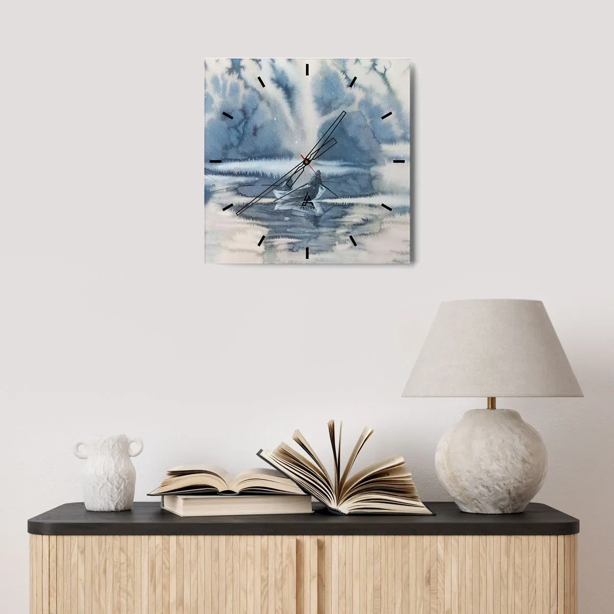 Reloj de pared - Reloj de vidrio - Paisaje de acuarela con barcos en un lago rodeado de un bosque brumoso. - 30x30cm - Pescadores en su paraíso - Decoración de pared moderna para salón y dormitorio ARTTOR