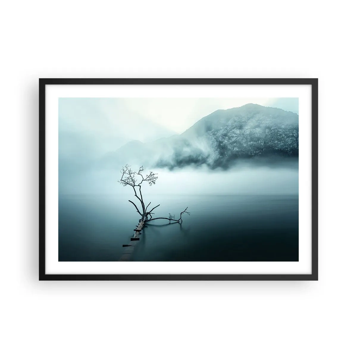 Póster en marco negro - Un árbol solitario en el agua rodeado de niebla y montañas. - 70x50cm - Fuera del agua y de la niebla - Decoración de pared moderna para salón y dormitorio ARTTOR