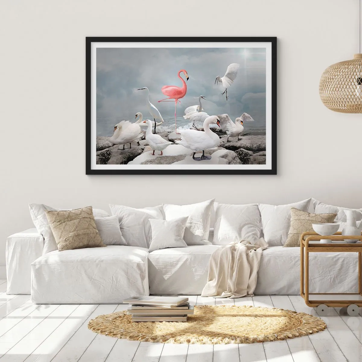 Póster en marco negro - Un flamenco rosado entre cisnes blancos con el fondo de un lago. - 70x50cm - ¿De dónde vengo? - Decoración de pared moderna para salón y dormitorio ARTTOR