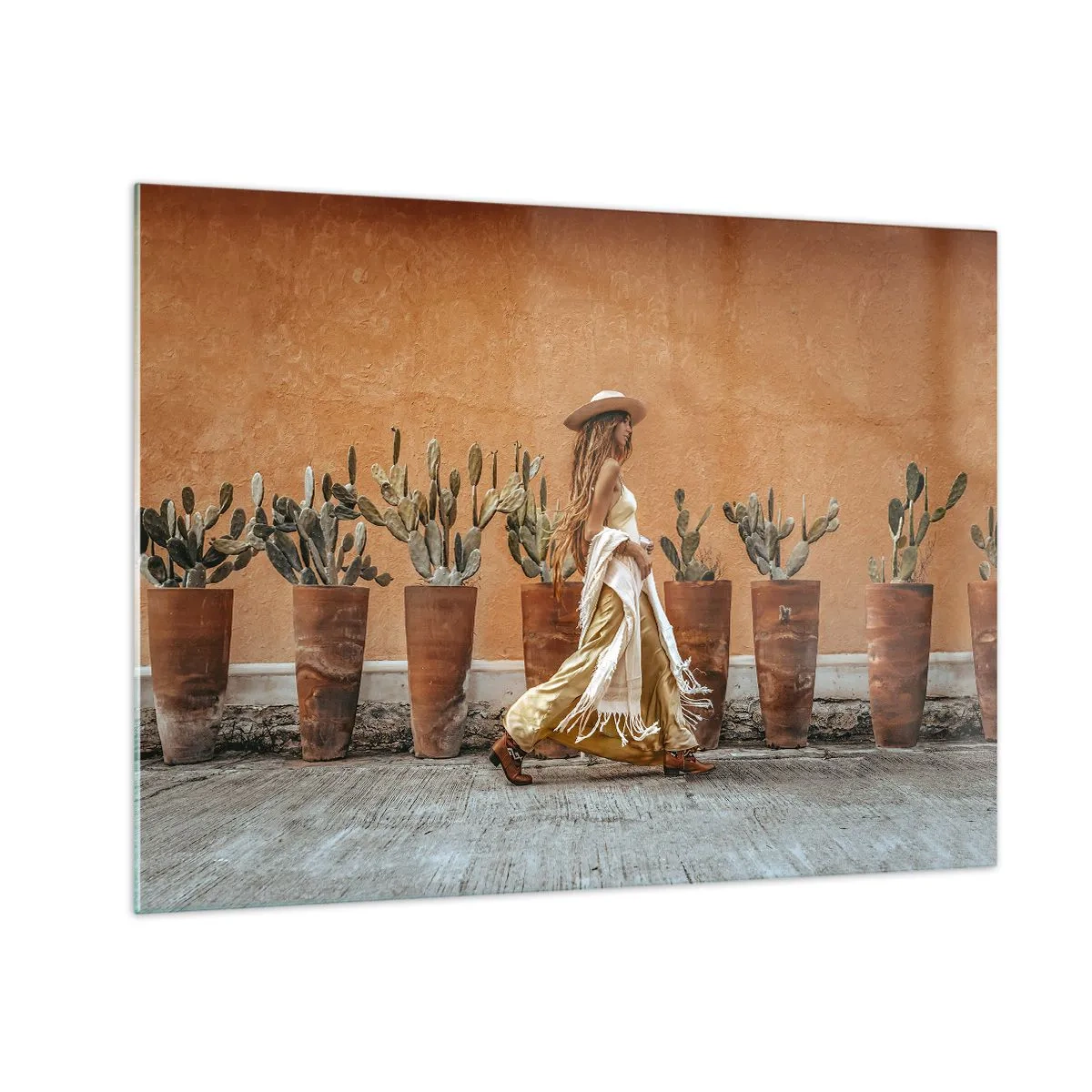 Cuadro sobre vidrio - Impresiones sobre Vidrio - Una mujer de estilo boho paseando entre macetas de cactus. - 70x50cm - Estilo hippie - Decoración de pared moderna para salón y dormitorio ARTTOR