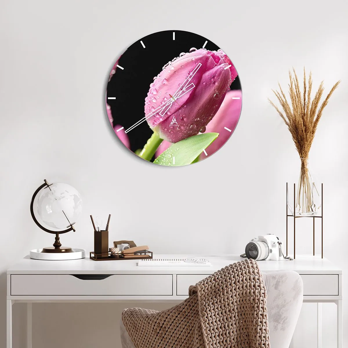 Reloj de pared - Reloj de vidrio - Un tulipán rosa cubierto de gotas de rocío sobre un fondo oscuro. - 30x30cm - Un sueño de lilas en el rocío - Decoración de pared moderna para salón, cocina y dormitorio ARTTOR