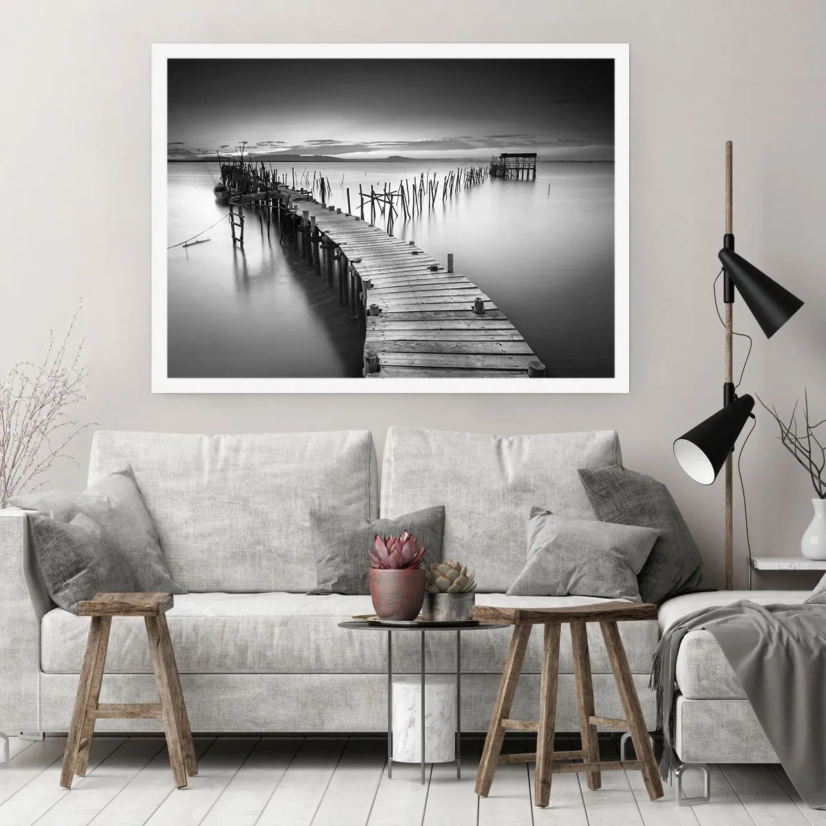 Póster - Un embarcadero de madera en un lago tranquilo en tonos grises. - 100x70cm - La calma de una orilla olvidada - Decoración de pared moderna para salón y dormitorio ARTTOR