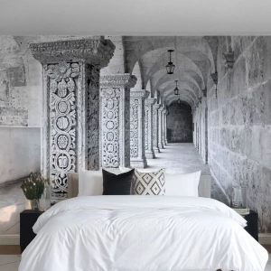 Fotomural Premium Sand - Columnas de piedra con ornamentación en un claustro monocromático - 100x70cm - ¿Y adónde nos llevará...? - Decoración de pared moderna para salón y dormitorio ARTTOR
