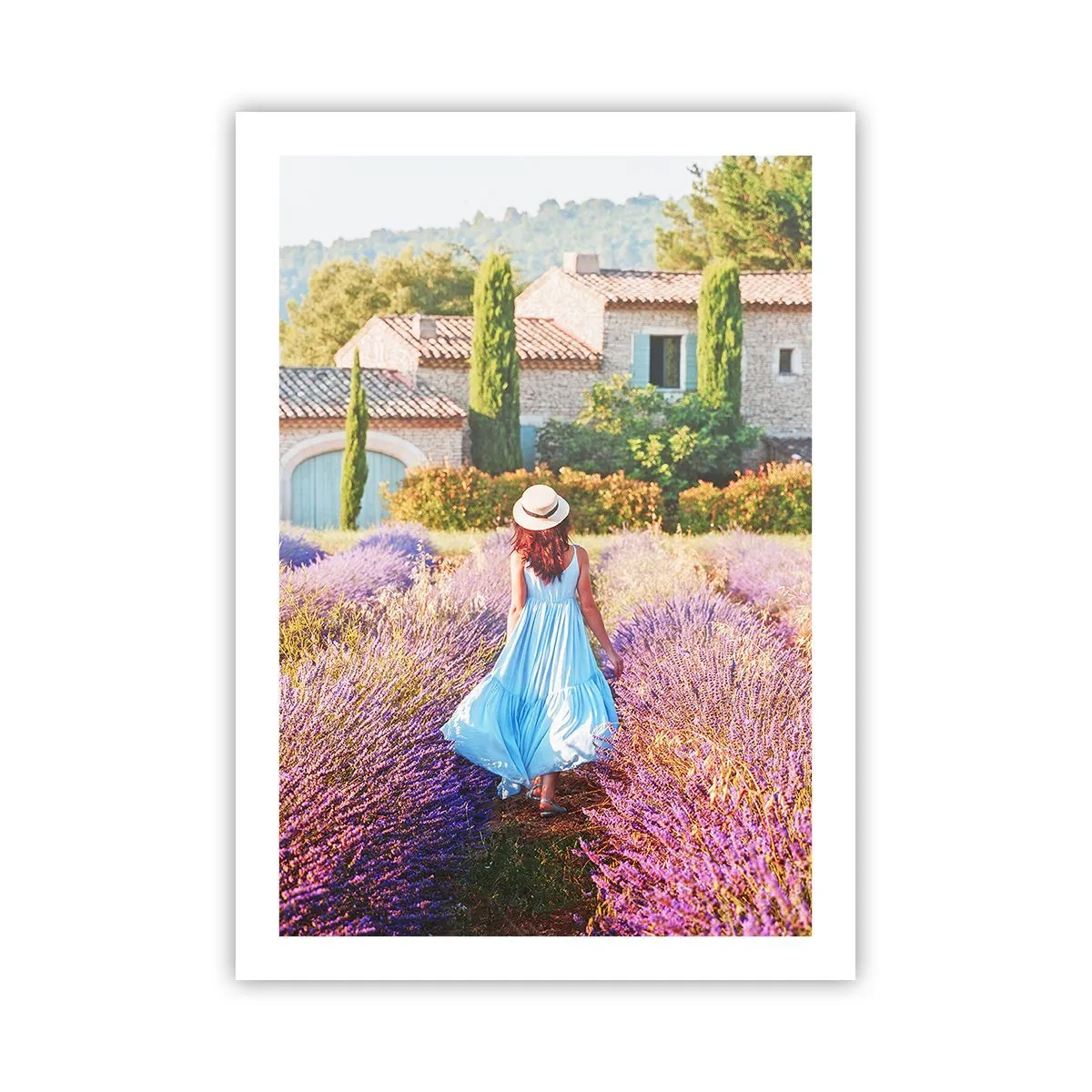 Póster - Una mujer con un vestido azul caminando por un campo de lavanda. - 50x70cm - La chica de la lavanda - Decoración de pared moderna para salón y dormitorio ARTTOR