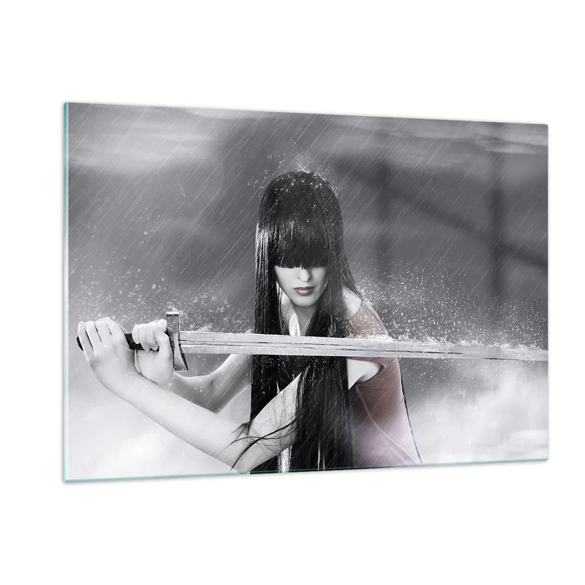 Cuadro sobre vidrio - Impresiones sobre Vidrio - Una mujer con una espada bajo la lluvia sobre un fondo monocromático. - 120x80cm - Hermosa y peligrosa - Decoración de pared moderna para salón y dormitorio ARTTOR