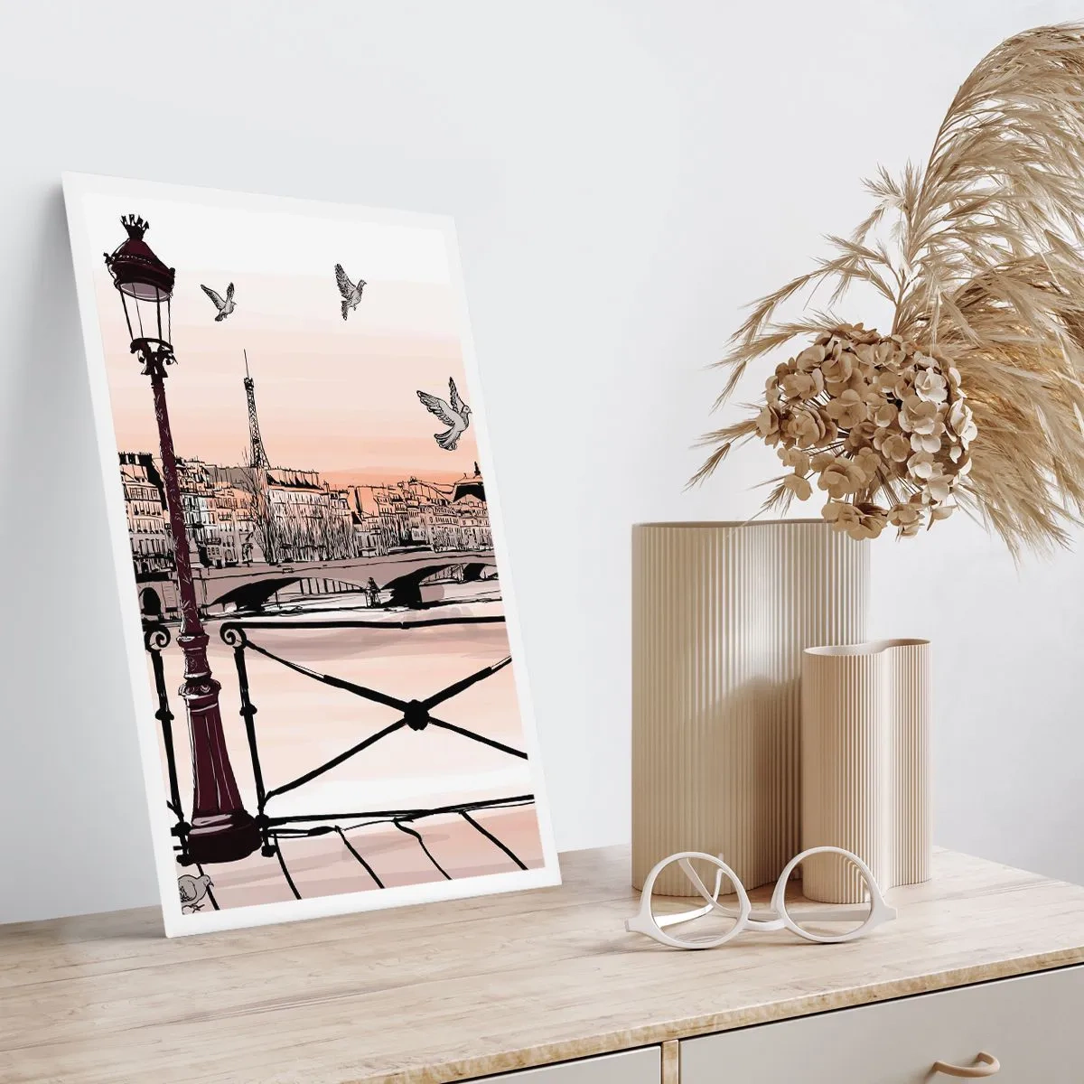 Póster - Ilustración de París al atardecer con una linterna y un puente - 50x70cm - Sobre los tejados de París - Decoración de pared moderna para salón y dormitorio ARTTOR