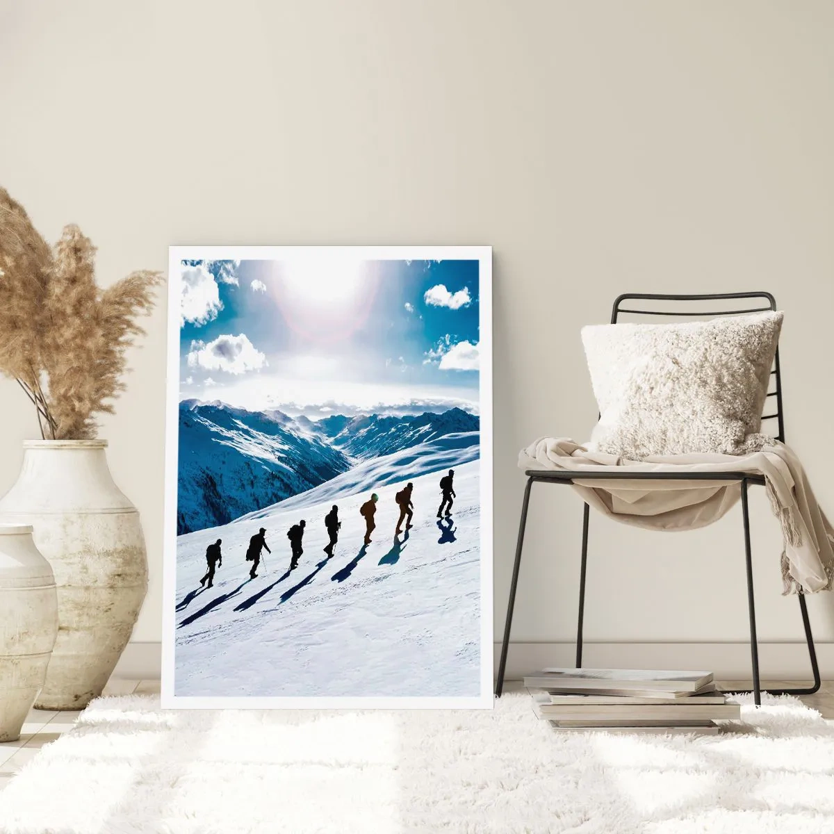 Póster - Excursionistas en una ladera de montaña cubierta de nieve a pleno sol - 50x70cm - Equipo de conquistadores - Decoración de pared moderna para salón y dormitorio ARTTOR