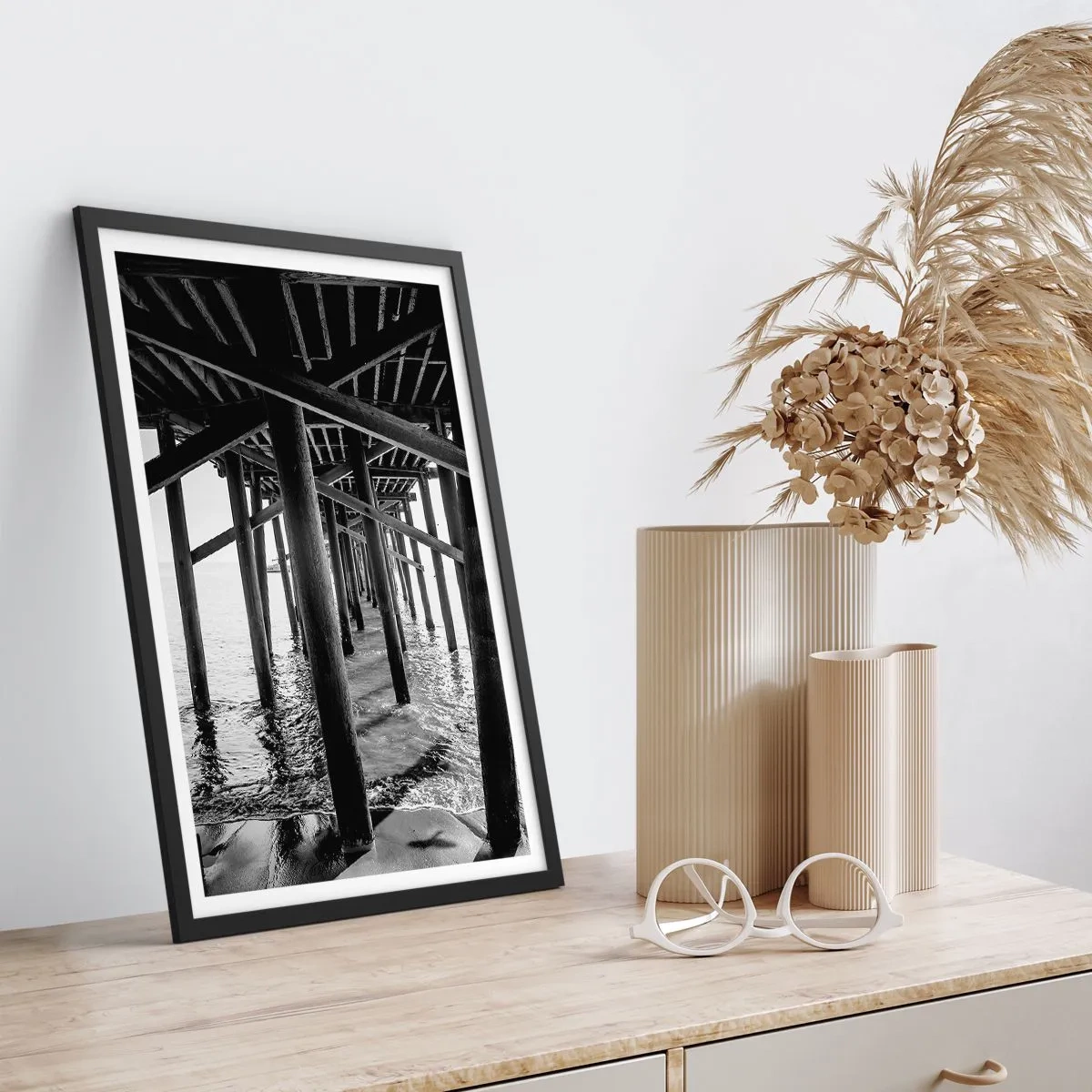 Póster en marco negro - Escondite en la playa - 50x70cm - Escondite en la playa - Decoración de pared moderna para salón y dormitorio ARTTOR