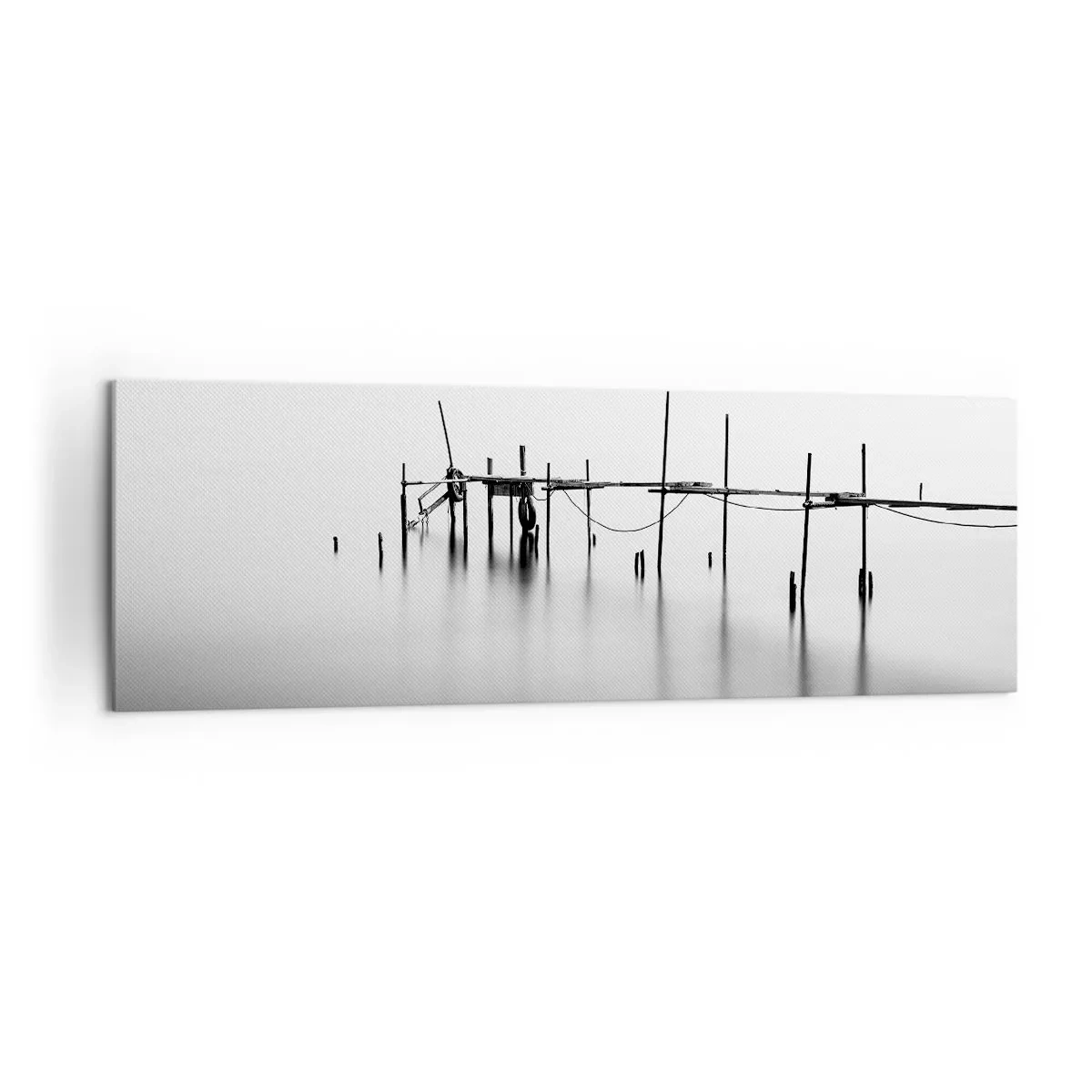 Cuadro sobre lienzo - Impresión de Imagen - Un embarcadero en blanco y negro inmerso en un paisaje brumoso. - 160x50cm - ¿Y si no hay mundo? - Decoración de pared moderna para salón y dormitorio ARTTOR