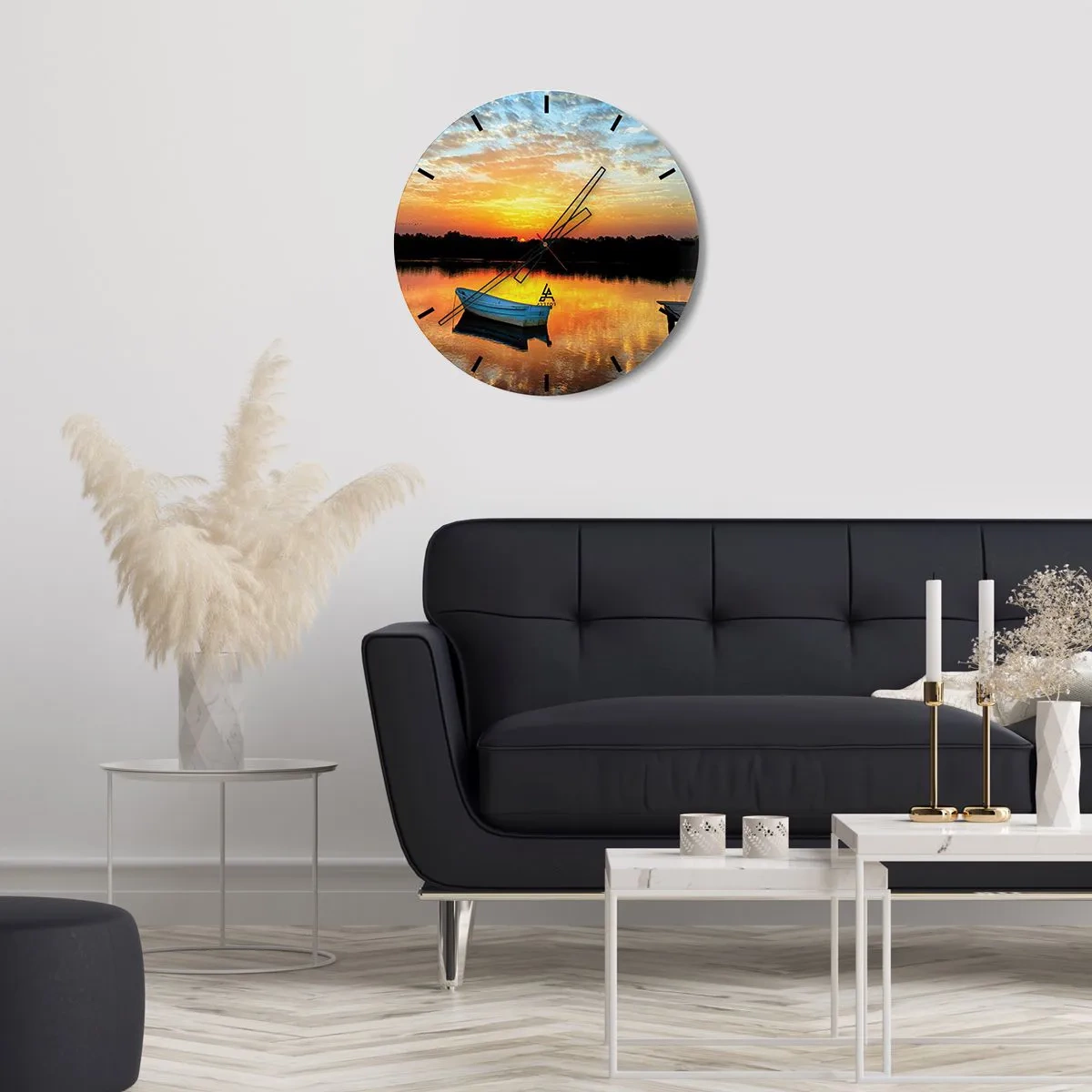 Reloj de pared - Reloj de vidrio - Un barco en aguas tranquilas al atardecer. - 30x30cm - Mirar, escuchar, meditar - Decoración de pared moderna para salón, cocina y dormitorio ARTTOR