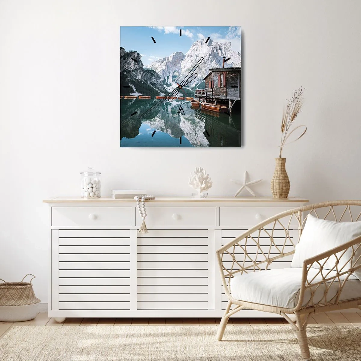 Reloj de pared - Reloj de vidrio - Una cabaña de madera junto a un tranquilo lago de montaña. - 30x30cm - Una mañana cristalina de montaña - Decoración de pared moderna para salón y dormitorio ARTTOR