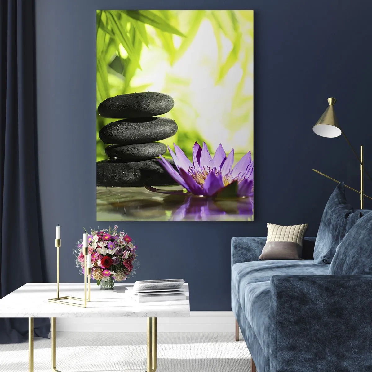 Cuadro sobre vidrio - Impresiones sobre Vidrio - Flor de loto morada con piedras zen sobre un fondo verde. - 50x70cm - En una cabaña de bambú - Decoración de pared moderna para salón y dormitorio ARTTOR