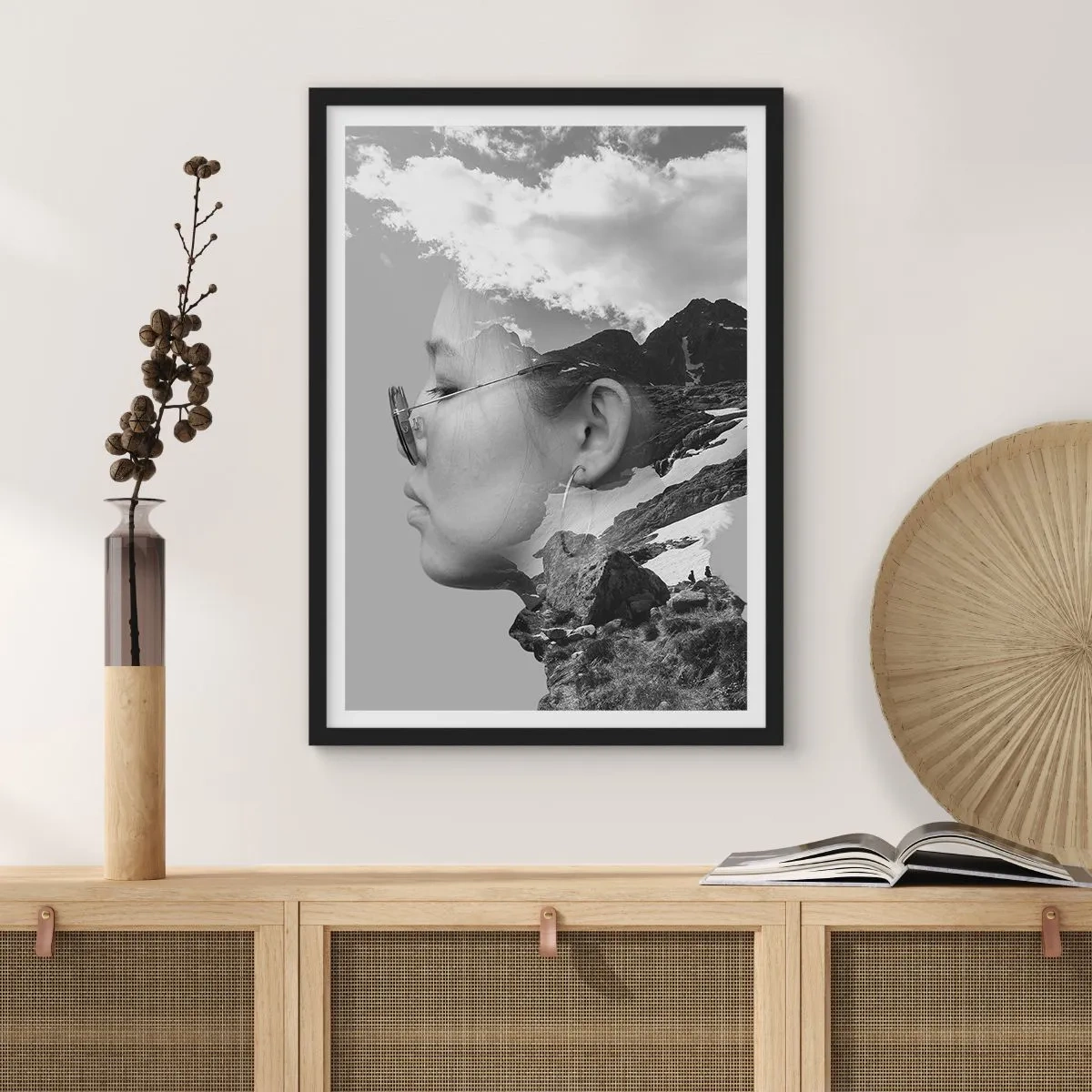 Póster en marco negro - Retrato en blanco y negro con un paisaje de montaña y nubes. - 50x70cm - Retrato sobre montañas y nubes - Decoración de pared moderna para salón y dormitorio ARTTOR
