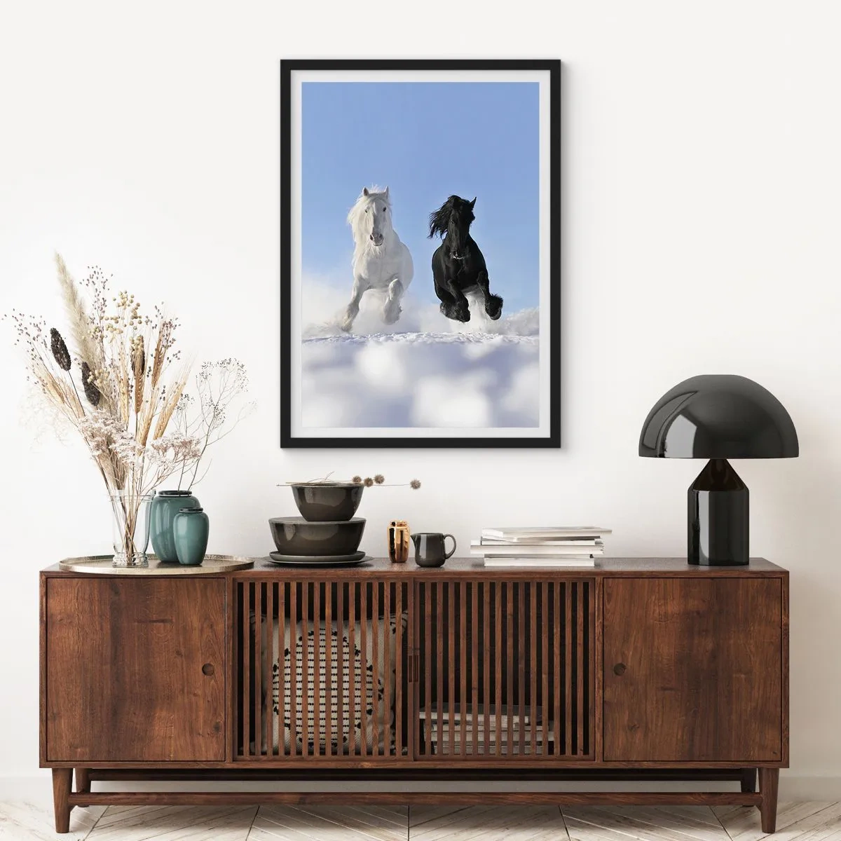 Póster en marco negro - Un caballo blanco y negro galopando en la nieve. - 50x70cm - Galope blanco y negro - Decoración de pared moderna para salón y dormitorio ARTTOR