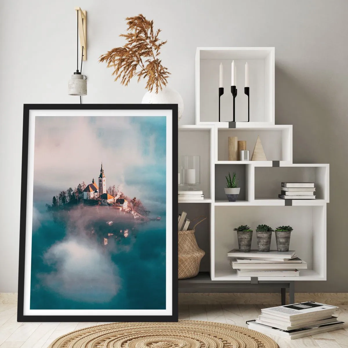 Póster en marco negro - Una iglesia en una isla rodeada de niebla y agua. - 50x70cm - Isla de los sueños - Decoración de pared moderna para salón y dormitorio ARTTOR