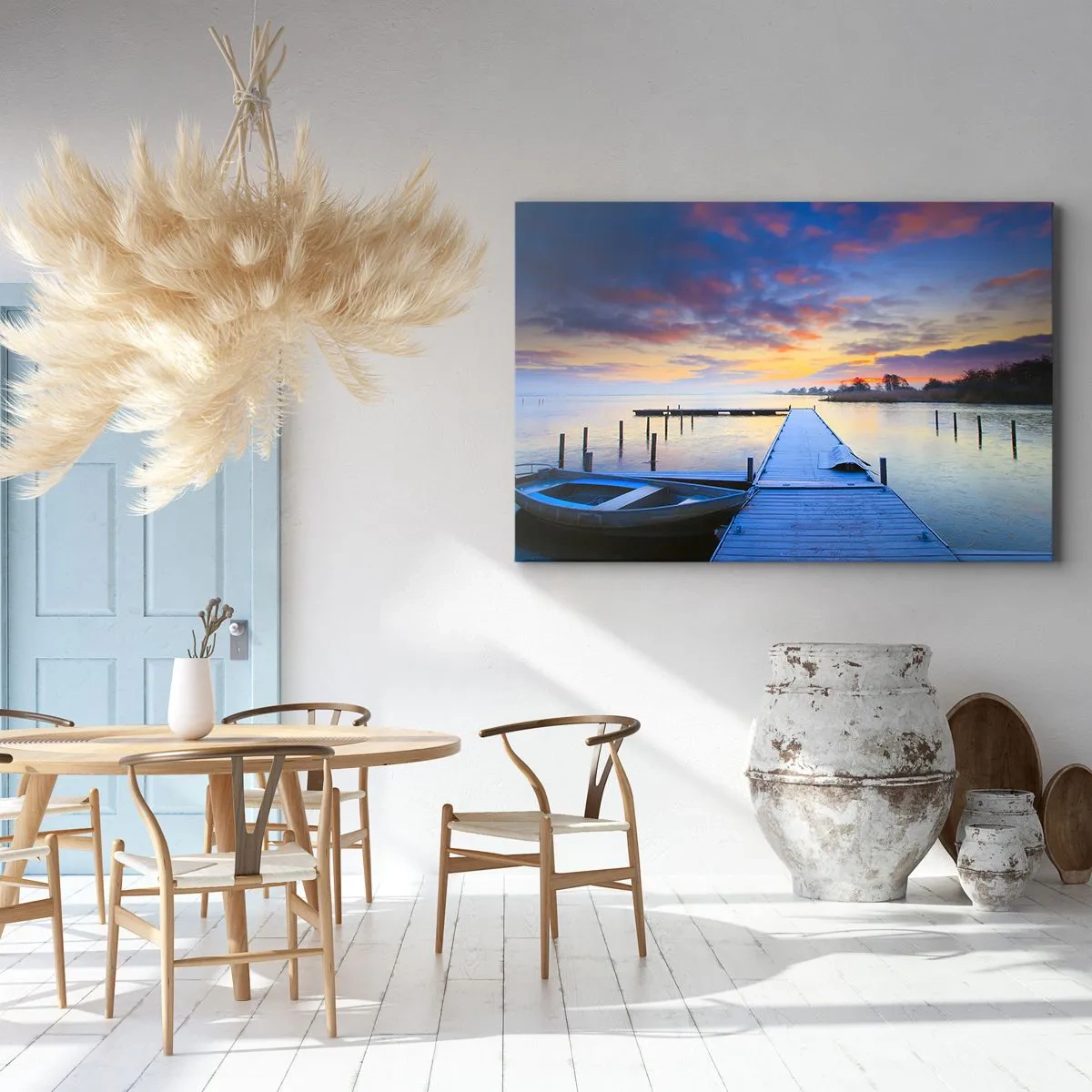 Cuadro sobre lienzo - Impresión de Imagen - Un embarcadero junto al lago al atardecer con un barco en la orilla. - 70x50cm - Calma púrpura y dorada - Decoración de pared moderna para salón y dormitorio ARTTOR
