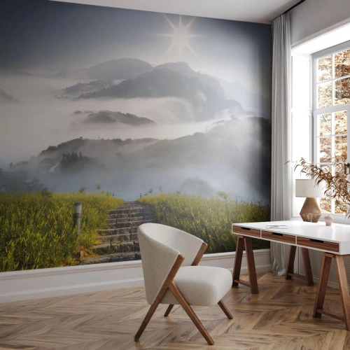 Fotomural Premium Sand - Escaleras de piedra que conducen a las montañas envueltas en niebla. - 100x70cm - Todavía en las nubes - Decoración de pared moderna para salón y dormitorio ARTTOR