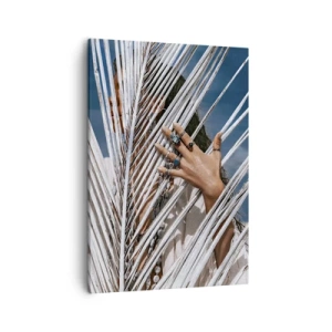 Cuadro sobre lienzo - Impresión de Imagen - Una mujer escondida detrás de hojas de palma con anillos en sus manos. - 50x70cm - ¿La mujer chamana? - Decoración de pared moderna para salón y dormitorio ARTTOR