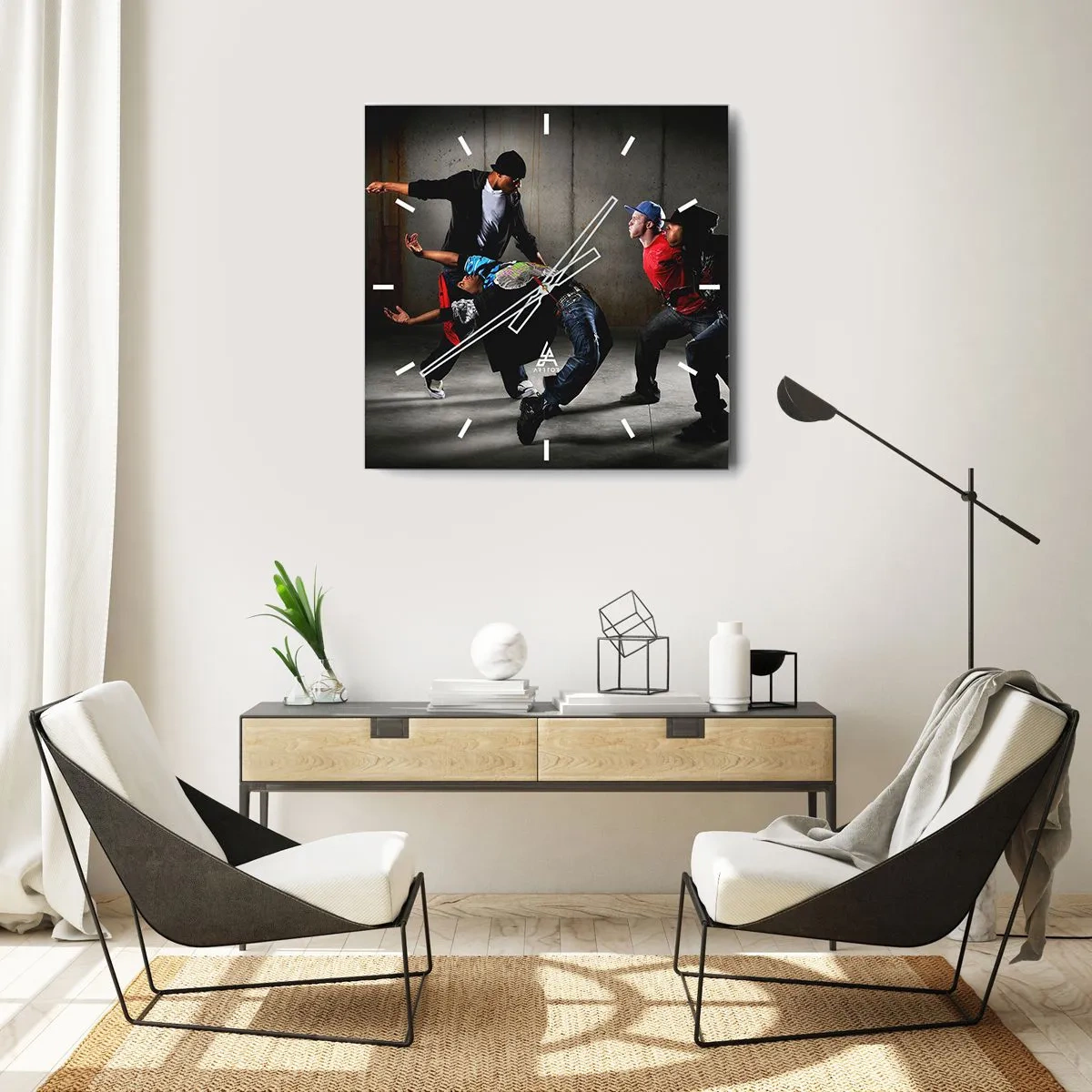 Reloj de pared - Reloj de vidrio - Un grupo de bailarines de hip-hop en una coreografía dinámica. - 30x30cm - Bailando con el viento de la calle - Decoración de pared moderna para salón y dormitorio ARTTOR