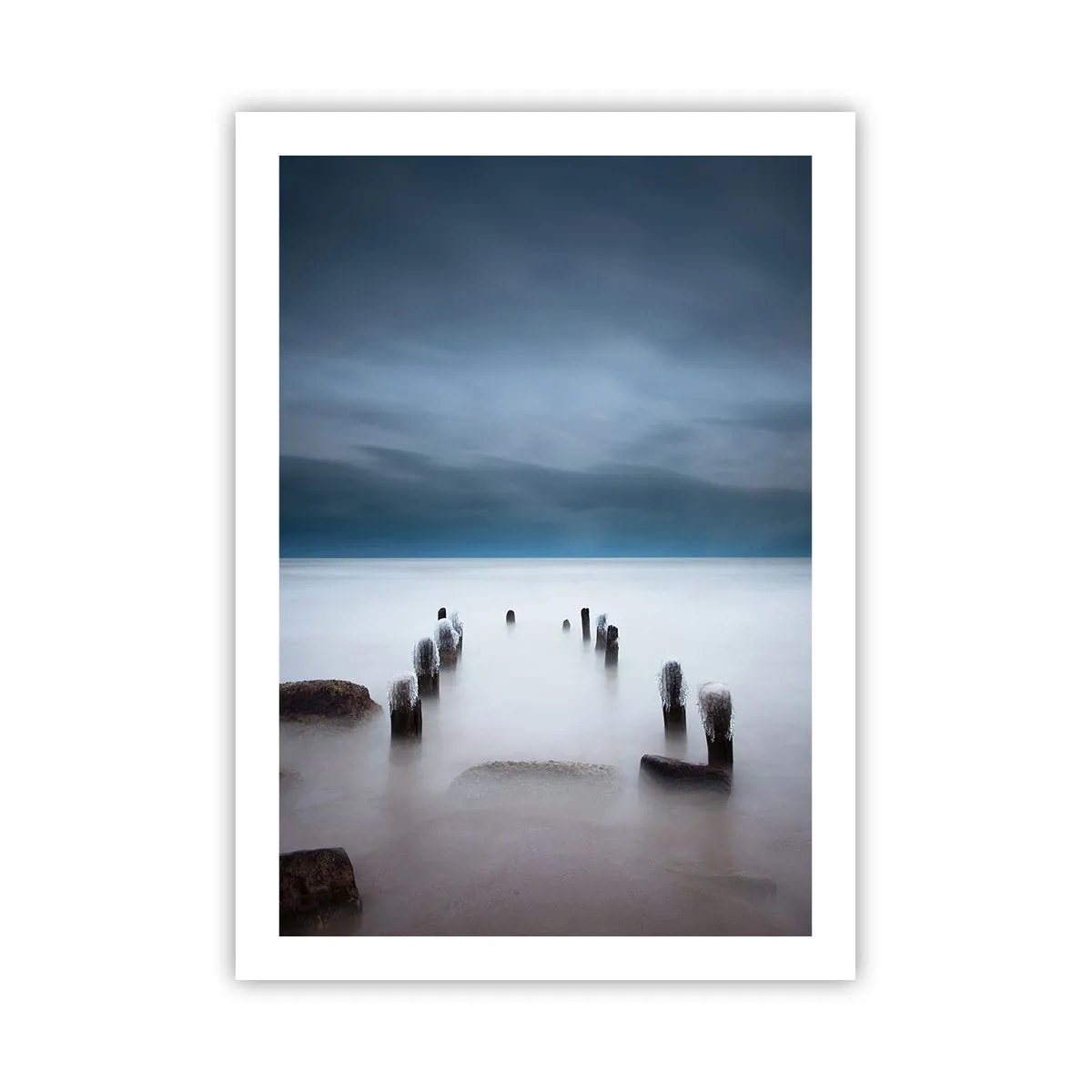 Póster - Una vista melancólica de pilotes de madera en el agua. - 50x70cm - El lago del pensamiento - Decoración de pared moderna para salón y dormitorio ARTTOR
