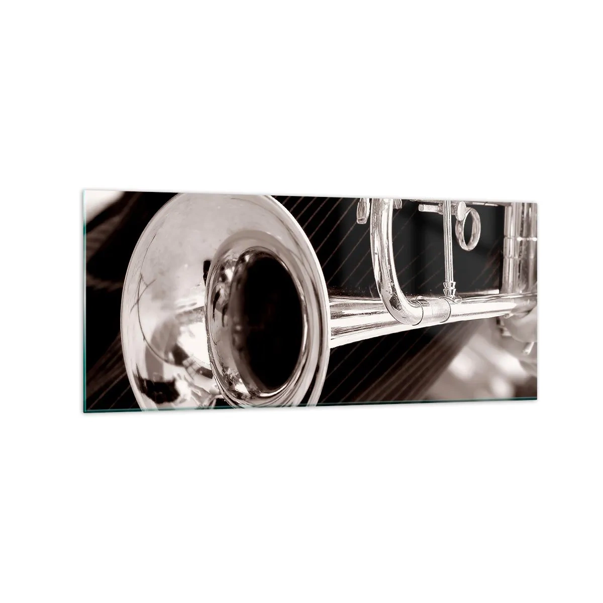 Cuadro sobre vidrio - Impresiones sobre Vidrio - Un primer plano de una trompeta plateada sobre un elegante fondo de tela. - 120x50cm - Viaje musical a los años 30. - Decoración de pared moderna para salón y dormitorio ARTTOR