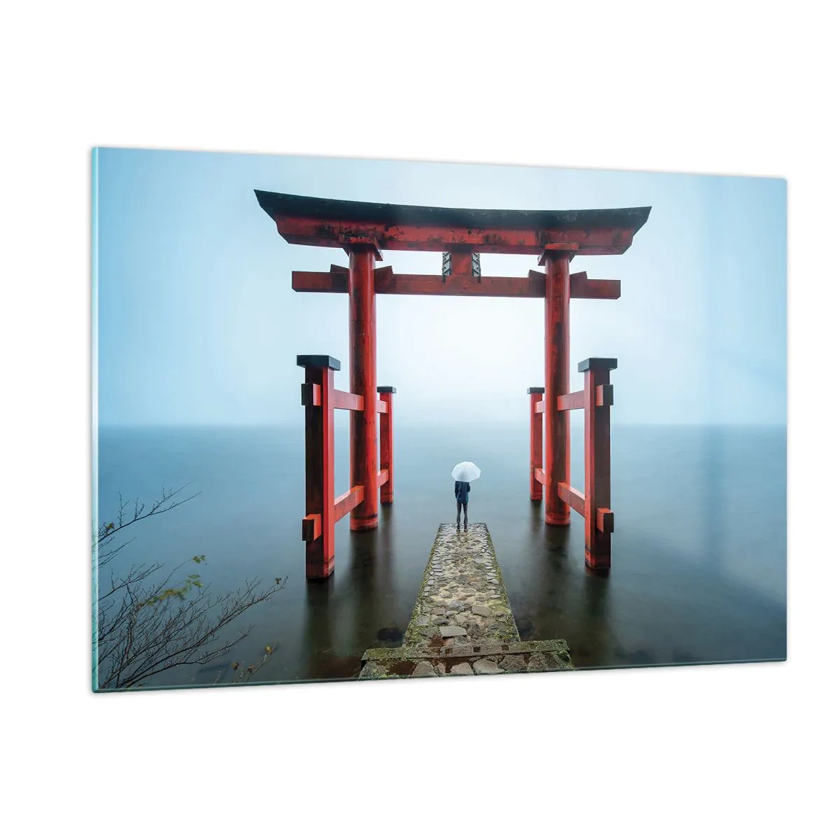 Cuadro sobre vidrio - Impresiones sobre Vidrio - Un torii rojo sobre aguas tranquilas en un entorno brumoso. - 120x80cm - Ensueño japonés - Decoración de pared moderna para salón y dormitorio ARTTOR