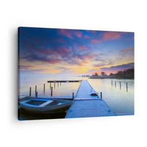Cuadro sobre lienzo - Impresión de Imagen - Un embarcadero junto al lago al atardecer con un barco en la orilla. - 70x50cm - Calma púrpura y dorada - Decoración de pared moderna para salón y dormitorio ARTTOR