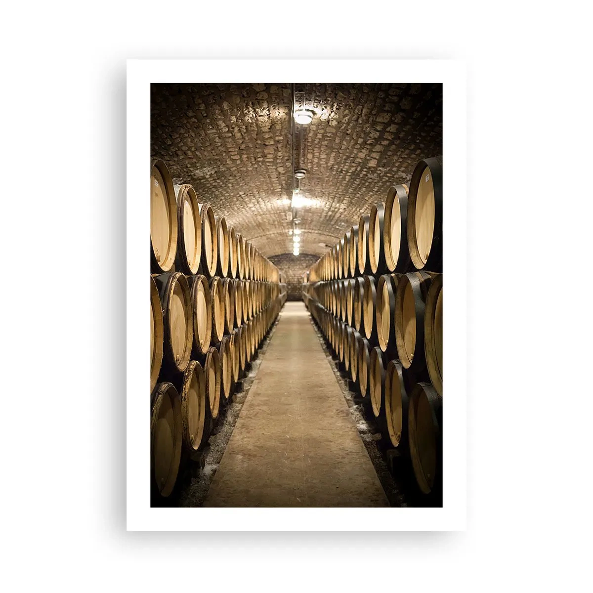 Póster - Una bodega llena de barriles de vino - 50x70cm - En una bóveda de ladrillo - Decoración de pared moderna para salón y dormitorio ARTTOR
