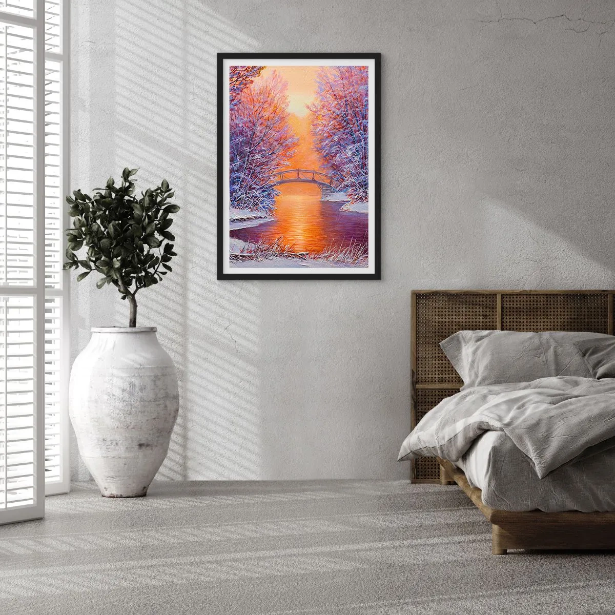 Póster en marco negro - Paisaje invernal con un puente y el sol poniente reflejado en el río. - 50x70cm - Reunámonos aquí - Decoración de pared moderna para salón y dormitorio ARTTOR