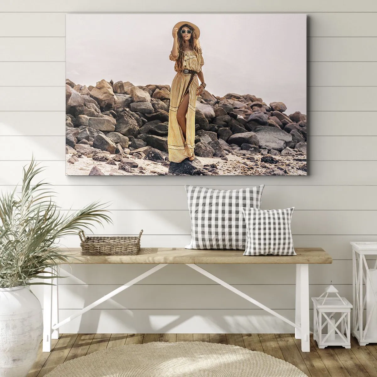 Cuadro sobre lienzo - Impresión de Imagen - Una mujer con estilo boho sobre un fondo de playa rocosa. - 100x70cm - La magia de las piedras - Decoración de pared moderna para salón y dormitorio ARTTOR