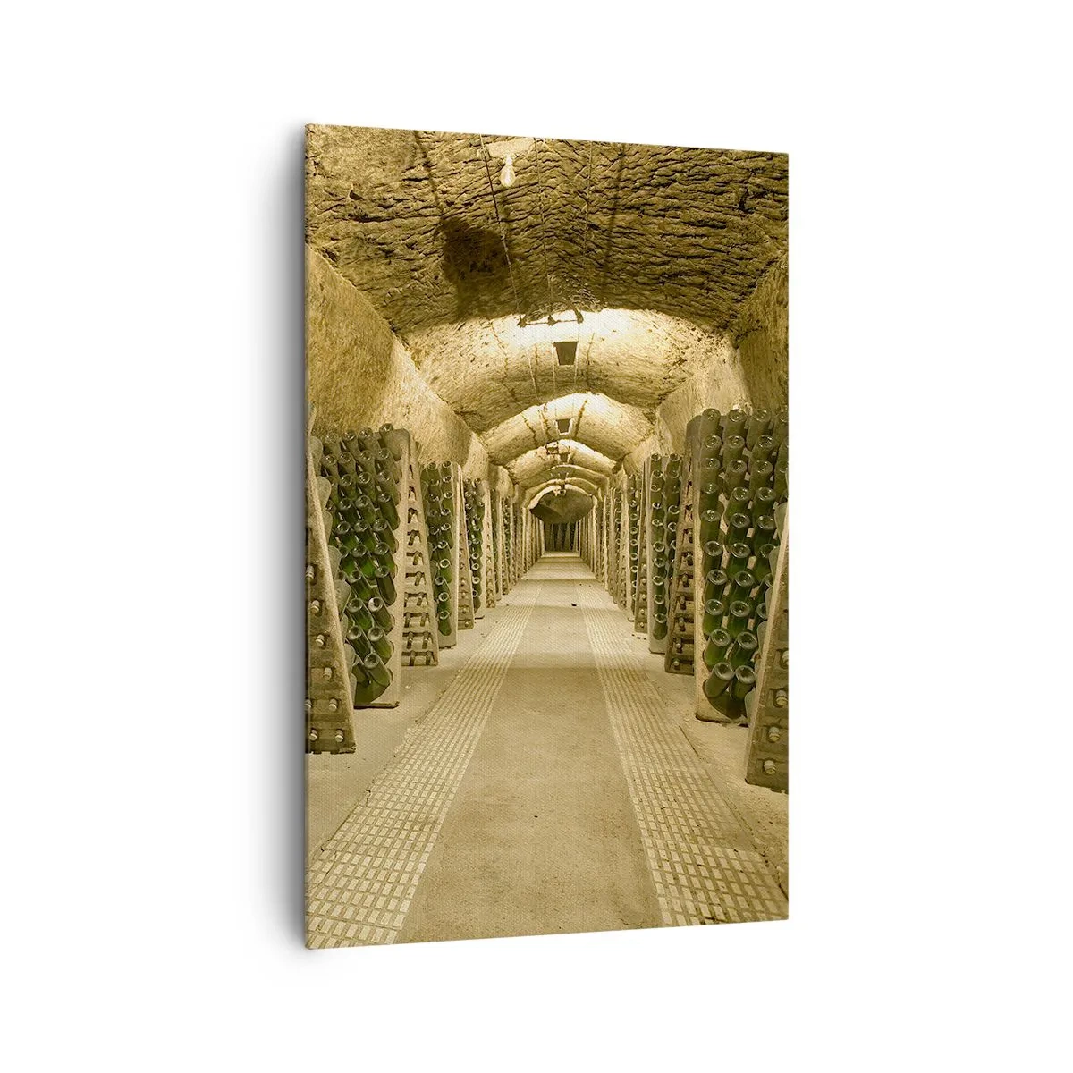 Cuadro sobre lienzo - Impresión de Imagen - Un viñedo con una bodega llena de botellas de vino expuestas en estantes de madera. - 80x120cm - El nacimiento del gusto - Decoración de pared moderna para salón y dormitorio ARTTOR