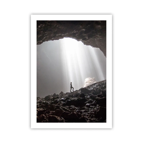 Póster - Una figura en una cueva iluminada por rayos de luz. - 50x70cm - Gruta luminosa - Decoración de pared moderna para salón y dormitorio ARTTOR