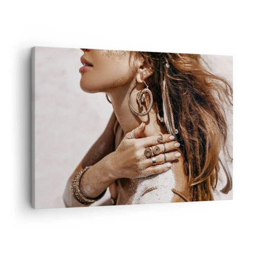 Cuadro sobre lienzo - Impresión de Imagen - Mujer elegante con joyas sobre un fondo de arena clara. - 70x50cm - Reina de la playa salvaje - Decoración de pared moderna para salón y dormitorio ARTTOR