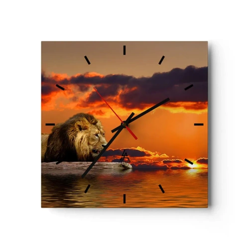 Reloj de pared - Reloj de vidrio - Un león descansa junto al agua al atardecer con un cielo dramático. - 30x30cm - Rey de la naturaleza - Decoración de pared moderna para salón y dormitorio ARTTOR