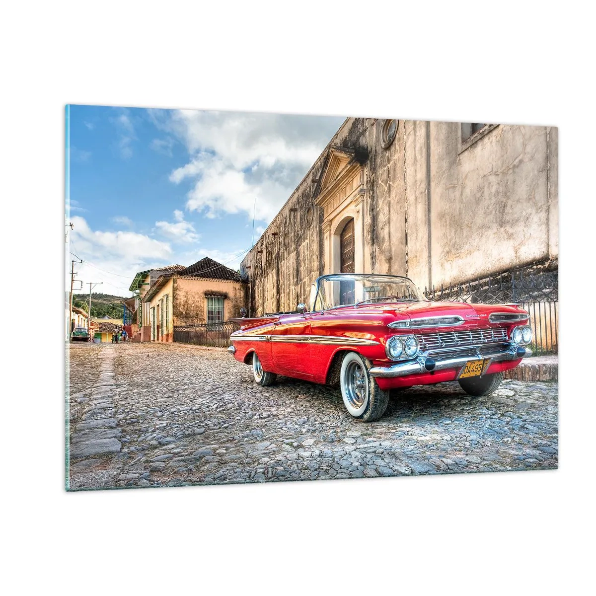 Cuadro sobre vidrio - Impresiones sobre Vidrio - Un clásico convertible rojo en una calle adoquinada en un entorno retro. - 120x80cm - Emociones cubanas - Decoración de pared moderna para salón y dormitorio ARTTOR