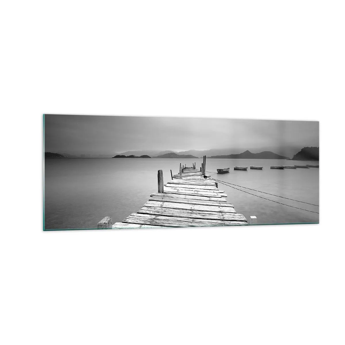 Cuadro sobre vidrio - Impresiones sobre Vidrio - Una vista en blanco y negro de un embarcadero de madera y un lago tranquilo. - 140x50cm - Más allá de las montañas, más allá de los mares - Decoración de pared moderna para salón y dormitorio ARTTOR