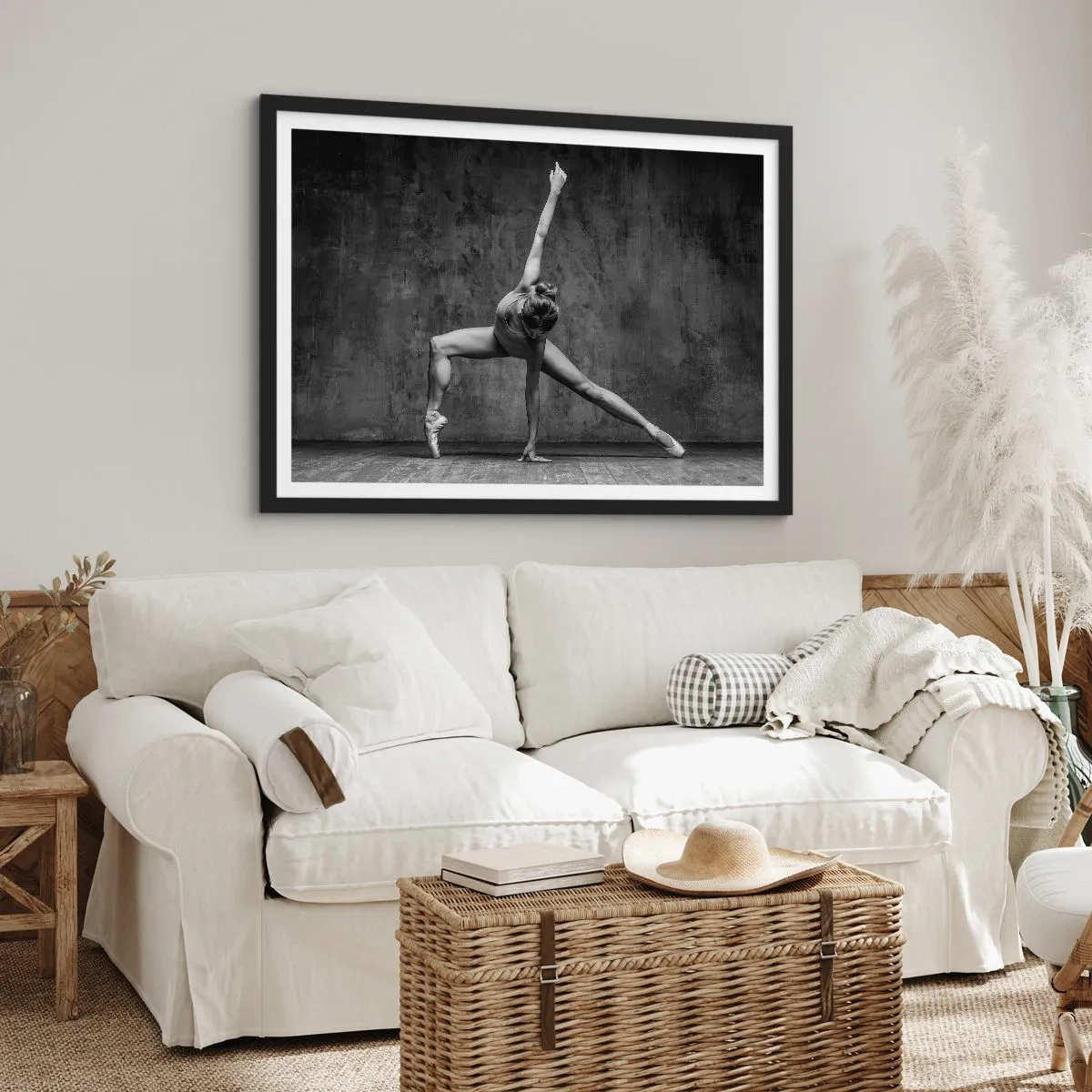 Póster en marco negro - Una bailarina en pose artística frente a una pared sin rematar - 100x70cm - Equilibrio perfecto - Decoración de pared moderna para salón y dormitorio ARTTOR
