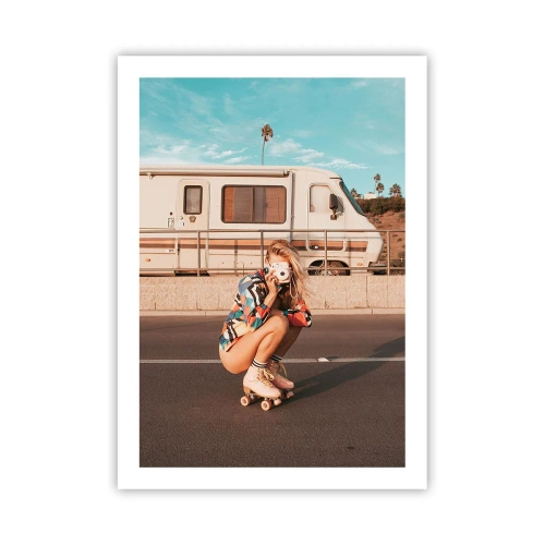 Póster - Una chica en patines con una cámara delante de una autocaravana. - 50x70cm - ¡Sonrían, por favor! - Decoración de pared moderna para salón y dormitorio ARTTOR
