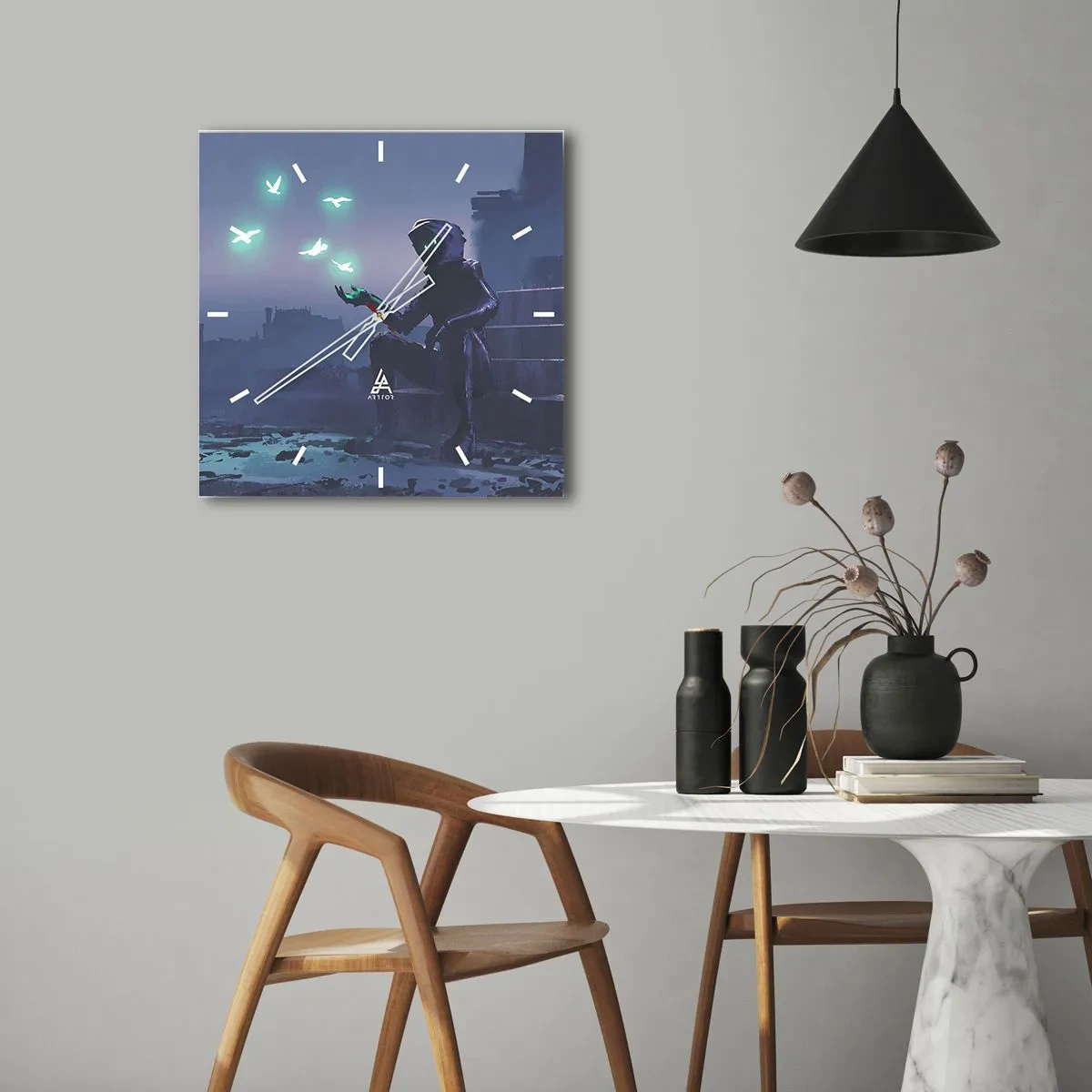 Reloj de pared - Reloj de vidrio - Una figura encapuchada con pájaros mágicos en el fondo de una ciudad. - 30x30cm - La vida volverá - Decoración de pared moderna para salón y dormitorio ARTTOR