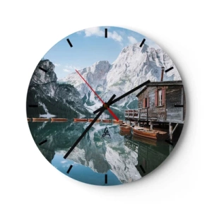 Reloj de pared - Reloj de vidrio - Un lago de montaña con barcos de madera y una cabaña en la orilla. - 30x30cm - Una mañana cristalina de montaña - Decoración de pared moderna para salón, cocina y dormitorio ARTTOR