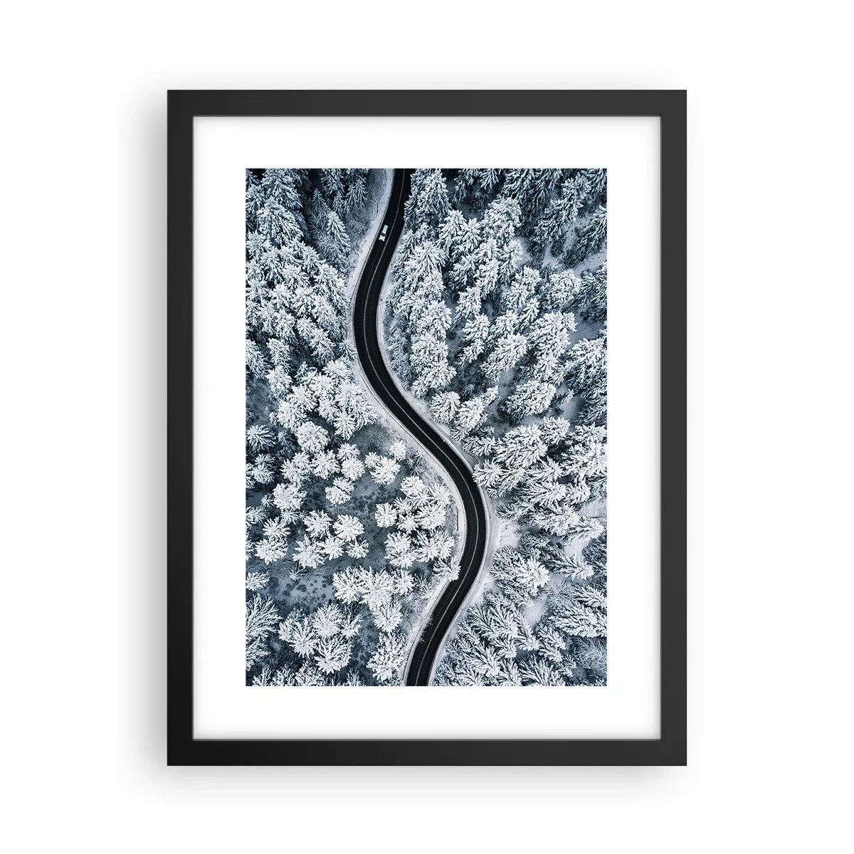 Póster en marco negro - A través de un bosque invernal - 30x40 cm
