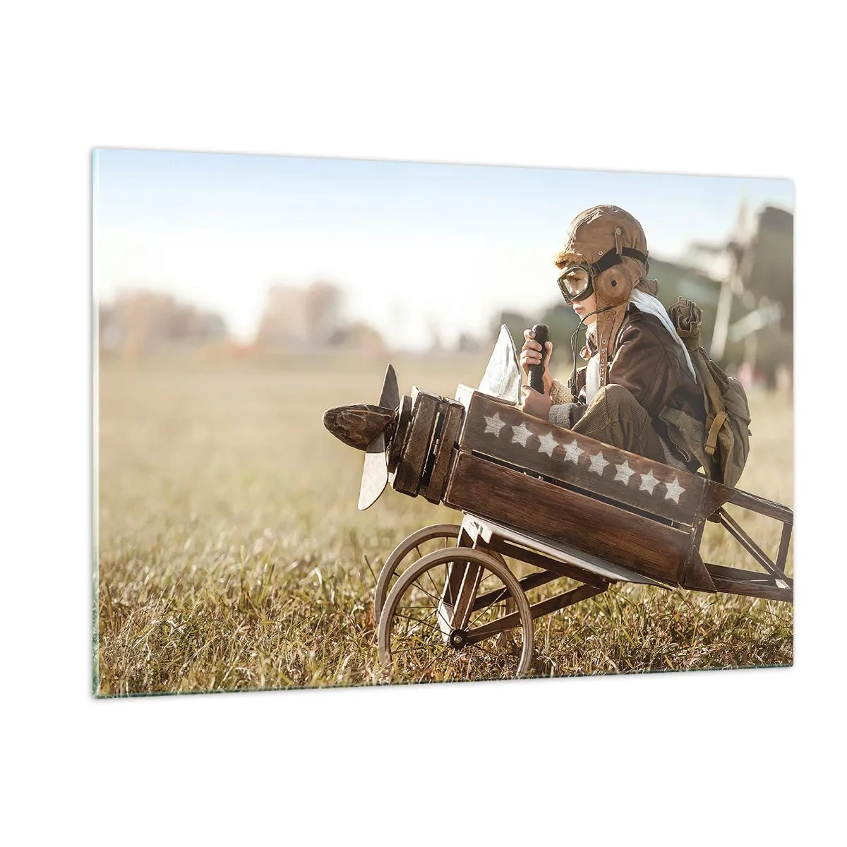 Cuadro sobre vidrio - Impresiones sobre Vidrio - Un niño en un avión de madera, pretendiendo ser piloto, vistiendo ropa de aviador. - 120x80cm - Despegue hacia un sueño - Decoración de pared moderna para salón y dormitorio ARTTOR